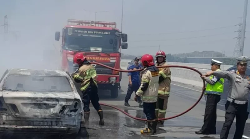 Toyota Camry Terbakar di Tol MBZ Arah Cikampek